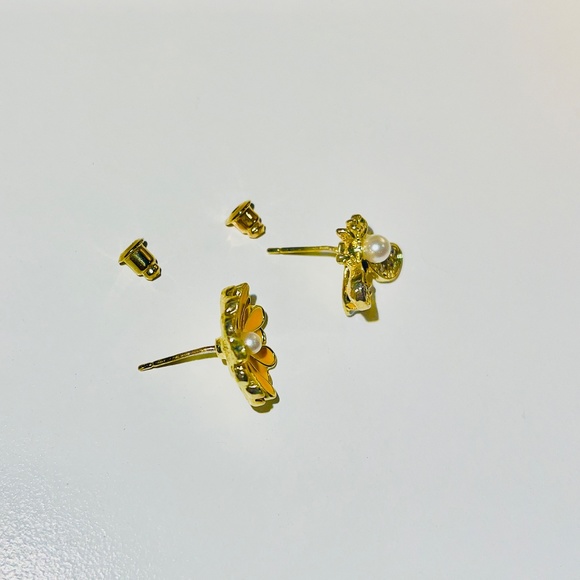 Cute Insect Bee Daisy Flower Stud Earrings Cubic Zirconia Crystal Earrings set - Picture 3 of 3